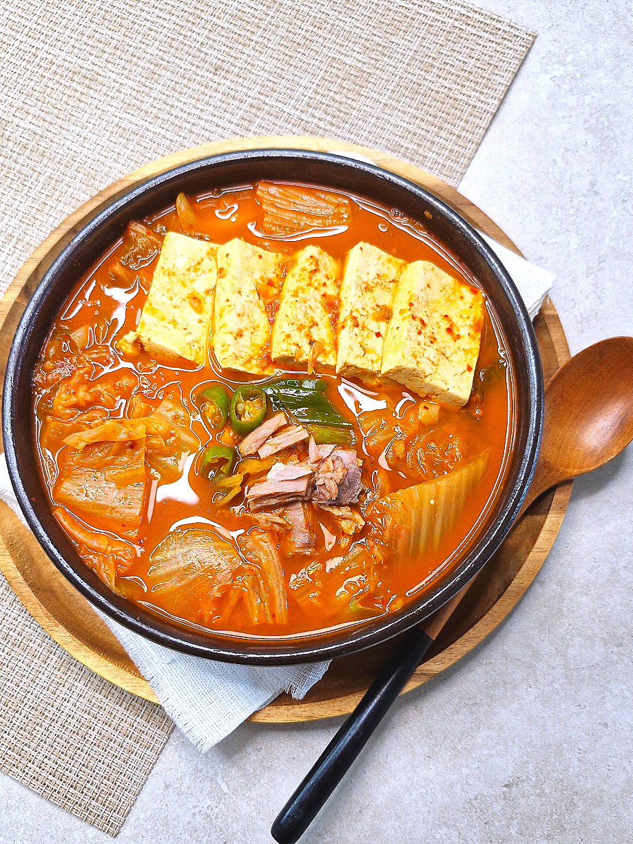 Tuna Kimchi Jjigae Recipe (Korean Kimchi Stew with Canned Tuna)