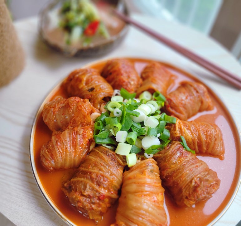 Samgyeopsal Kimchi Mari Jjim Recipe (Korean Pork Belly Kimchi Rolls)